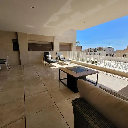 Stunning - Walking Distance To The And Town - Pool Open Appartamento